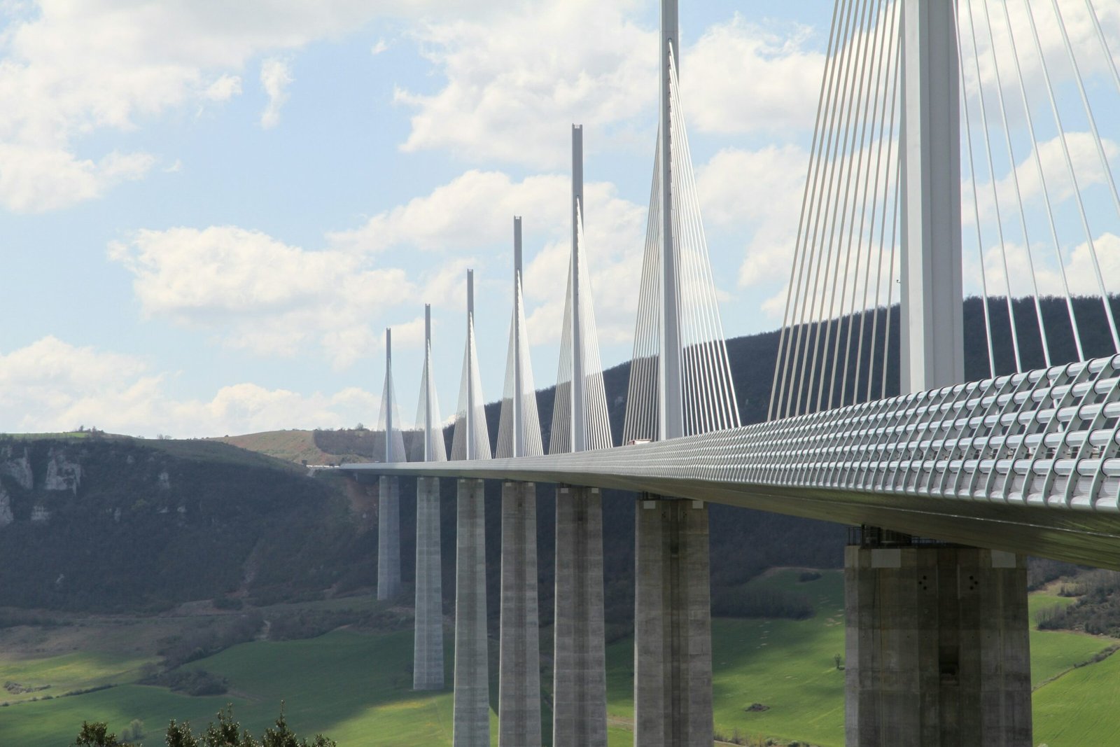 luca-onniboni-bUpwY7EdrlQ-unsplash